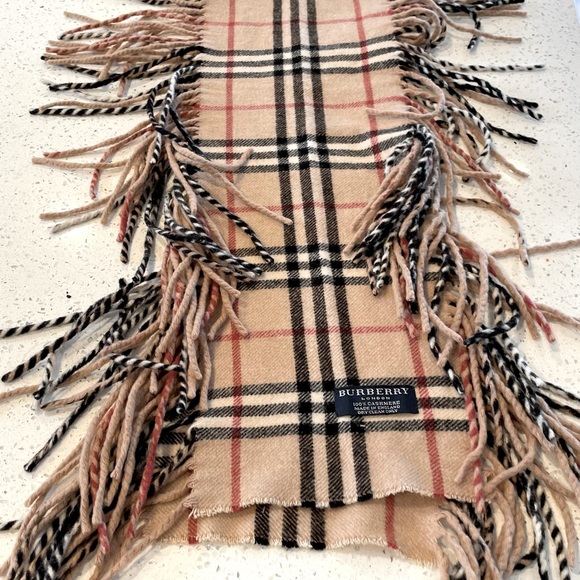 ✅sold ✅ Burberry fringed cashmere scarf - Picture 2 of 7